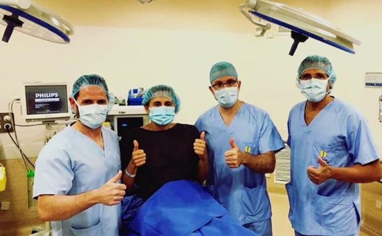 Reiter, tras concluir su operación, junto a los médicos de la Clínica CEMTRO de Madrid.