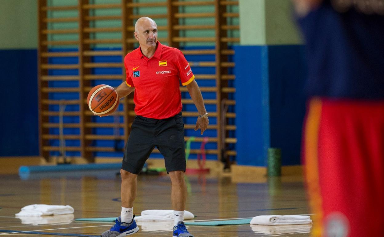 Enrique Salinas, durante un entrenamiento con la selección española. 