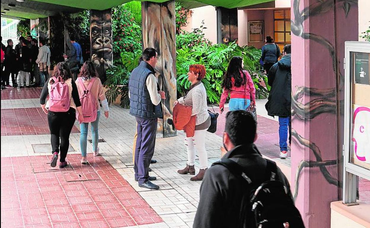 Estudiantes en la Facultad de Filosofía y Letras. 