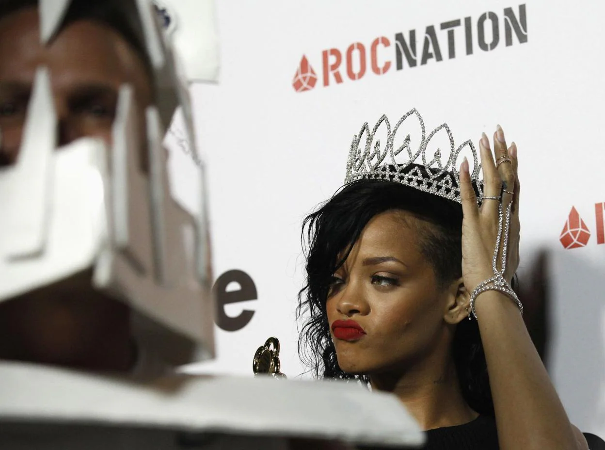 La cantante Rihanna posando con una corona en unas fiestas de Carnaval en Hollywood. Reuters