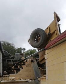 Imagen secundaria 2 - Un camión cargado de tierra vuelca y destroza instalaciones de la Protectora de Málaga
