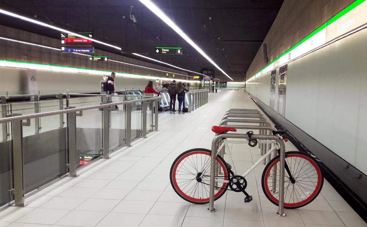 Punto de aparcamiento de bicis en una estación subterránea del metro. 