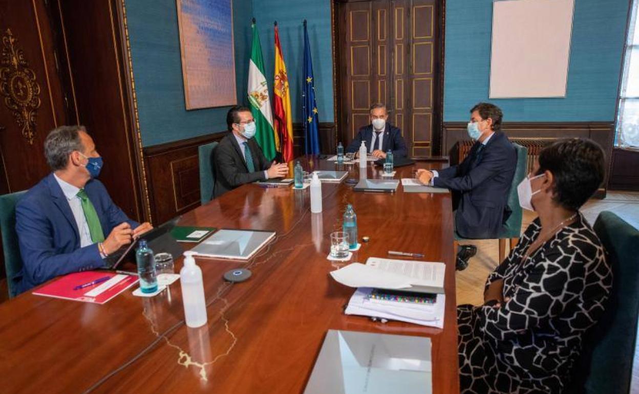 El consejero andaluz de Hacienda y Financiación Europea, Juan Bravo (c), y sus homólogos de las comunidades autónomas de Murcia, Javier Celdrán (i); de Madrid, Javier Fernández-Lasquetty (2i); de Castilla y León, Carlos Fernández Carriedo (2d) y de Ceuta, Kissy Chandiramani (d), durante la reunión mantenida hoy en el Palacio de San Telmo 