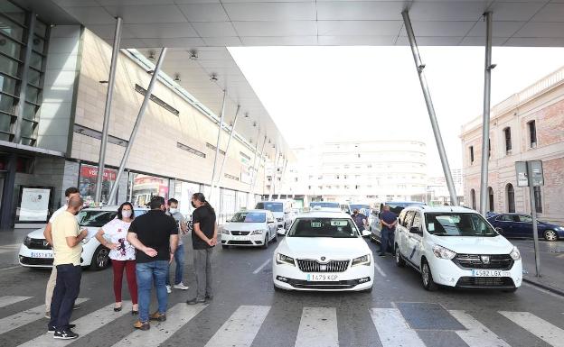 Los coches permanecen horas aguardando clientes en la parada de la estación del AVE. 