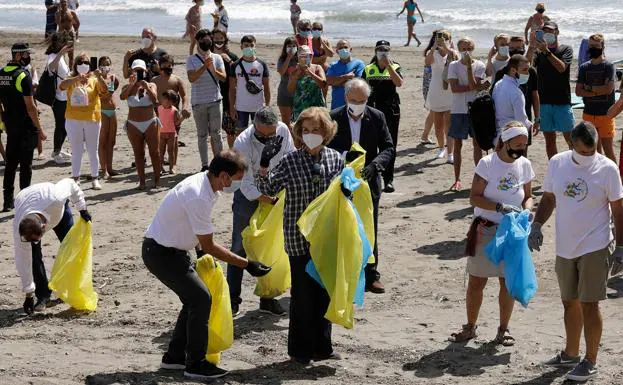 La Reina Sofía, este sábado en la playa rinconera recogiendo basuras. 
