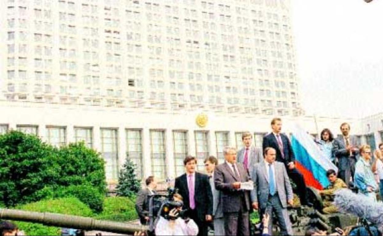 Boris Yeltsin, ante la Casa Blanca de Moscu y sobre un tanque,. llamanba a la movilización durante el golpe de Estado de 1991.