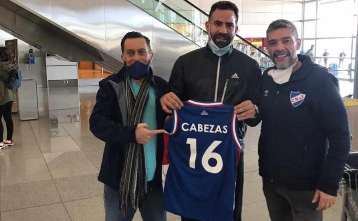 Ariel Martínez, presidente del Nacional, y Diego Fonsalía recibieron a Carlos Cabezas en el aeropuerto ayer. 