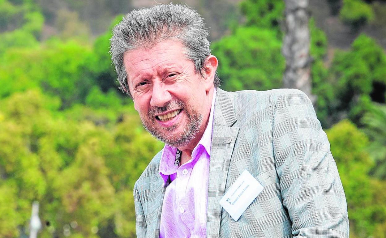 El profesor Enrique Salvo, en el Puerto de Málaga. 