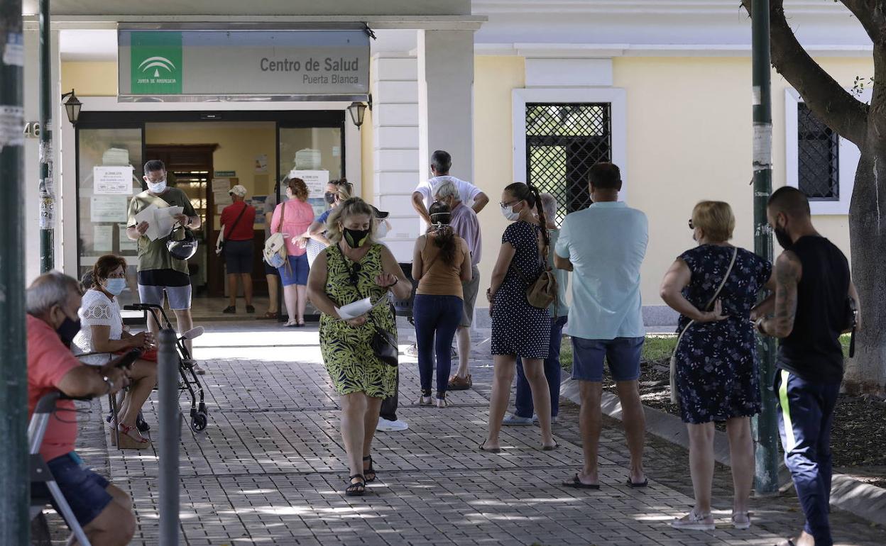 Centro de salud. Largas esperas para ver al médico o tramitar citas. 