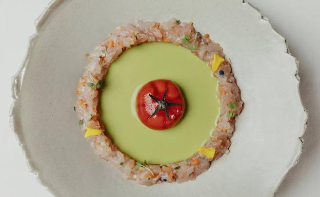 Imagen principal - Dani García recupera para Four Seasons platos característicos de su cocina como el gazpacho verde con tomate nitro, las anchoas con emulsión de trufa o el tartar de zanahoria.