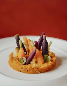 Imagen secundaria 2 - Dani García recupera para Four Seasons platos característicos de su cocina como el gazpacho verde con tomate nitro, las anchoas con emulsión de trufa o el tartar de zanahoria.