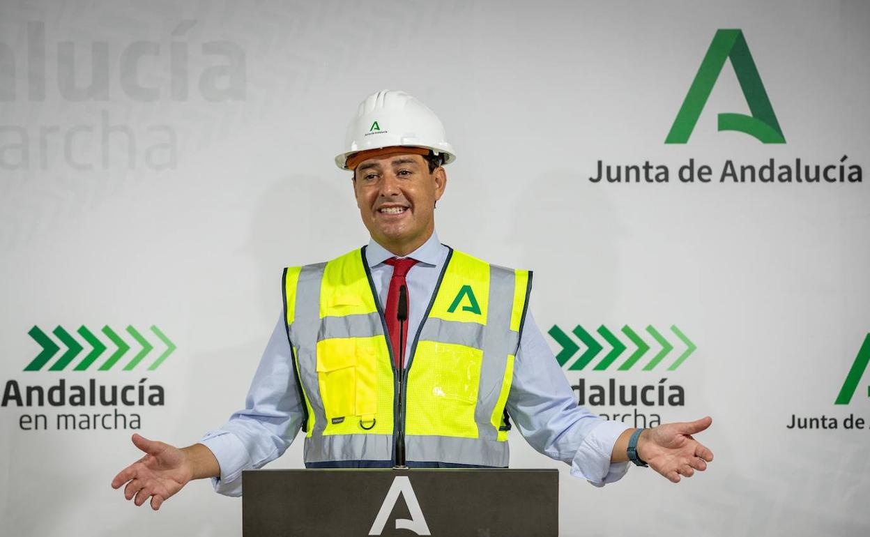 El presidente de la Junta de Andalucía, Juanma Moreno, en la presentación de una obra el jueves en Osuna. Julio Muñoz. 