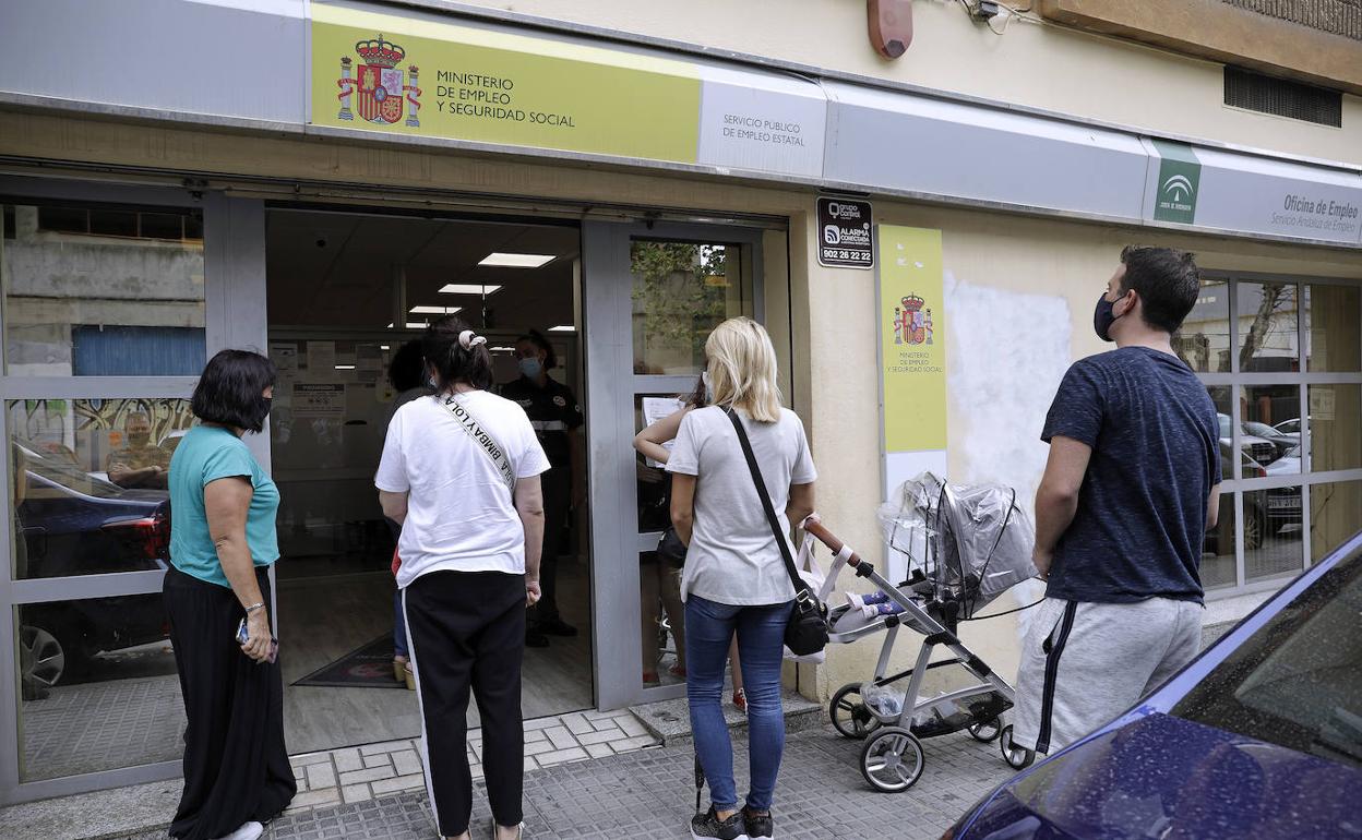 SEPE. Los vigilantes de seguridad escuchan a los usuarios. 