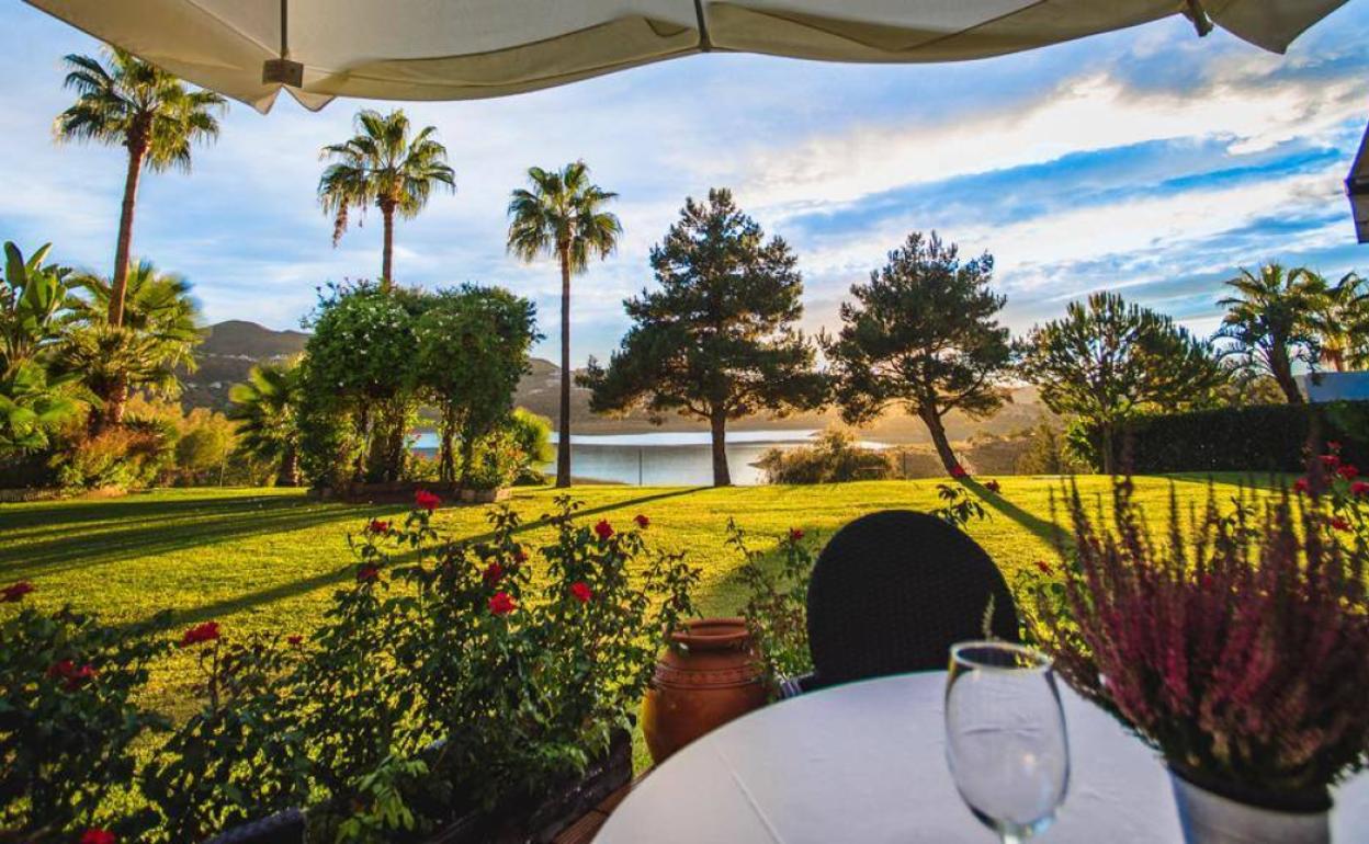 Terraza del restaurante del hotel La Viñuela, con vistas al embalse.