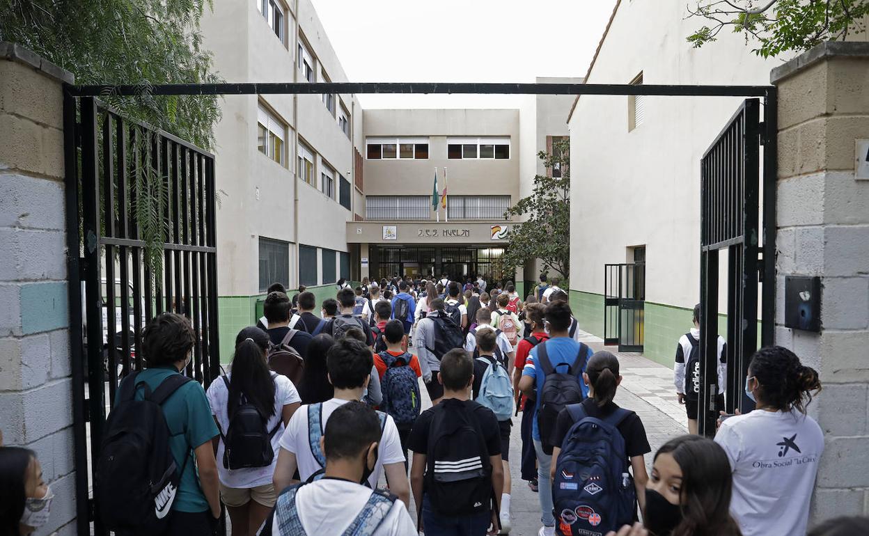 Alumnos del IES Huelin, en la entrada ayer al instituto en el primer día de clase. 