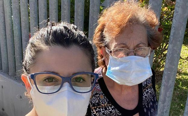 Planes. Los paseos son la actividad más habitual que los voluntarios hacen con sus mayores durante la semana.