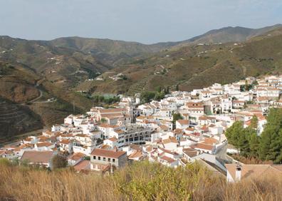 Imagen secundaria 1 - Arriba, panel indicativo de la ruta. Abajo, a la izquierda, vista de El Borge, y, a la derecha, de Cútar.