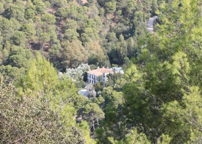 Imagen secundaria 1 - Arriba, el sendero está homologado y bien señalizado. Abajo, a la izquierda, el hotel Humaina se ve así en el ecuador de la ruta, y, a la derecha, vista de Málaga junto al mirador del Cochino.