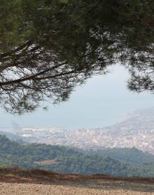 Imagen secundaria 2 - Arriba, el sendero está homologado y bien señalizado. Abajo, a la izquierda, el hotel Humaina se ve así en el ecuador de la ruta, y, a la derecha, vista de Málaga junto al mirador del Cochino.