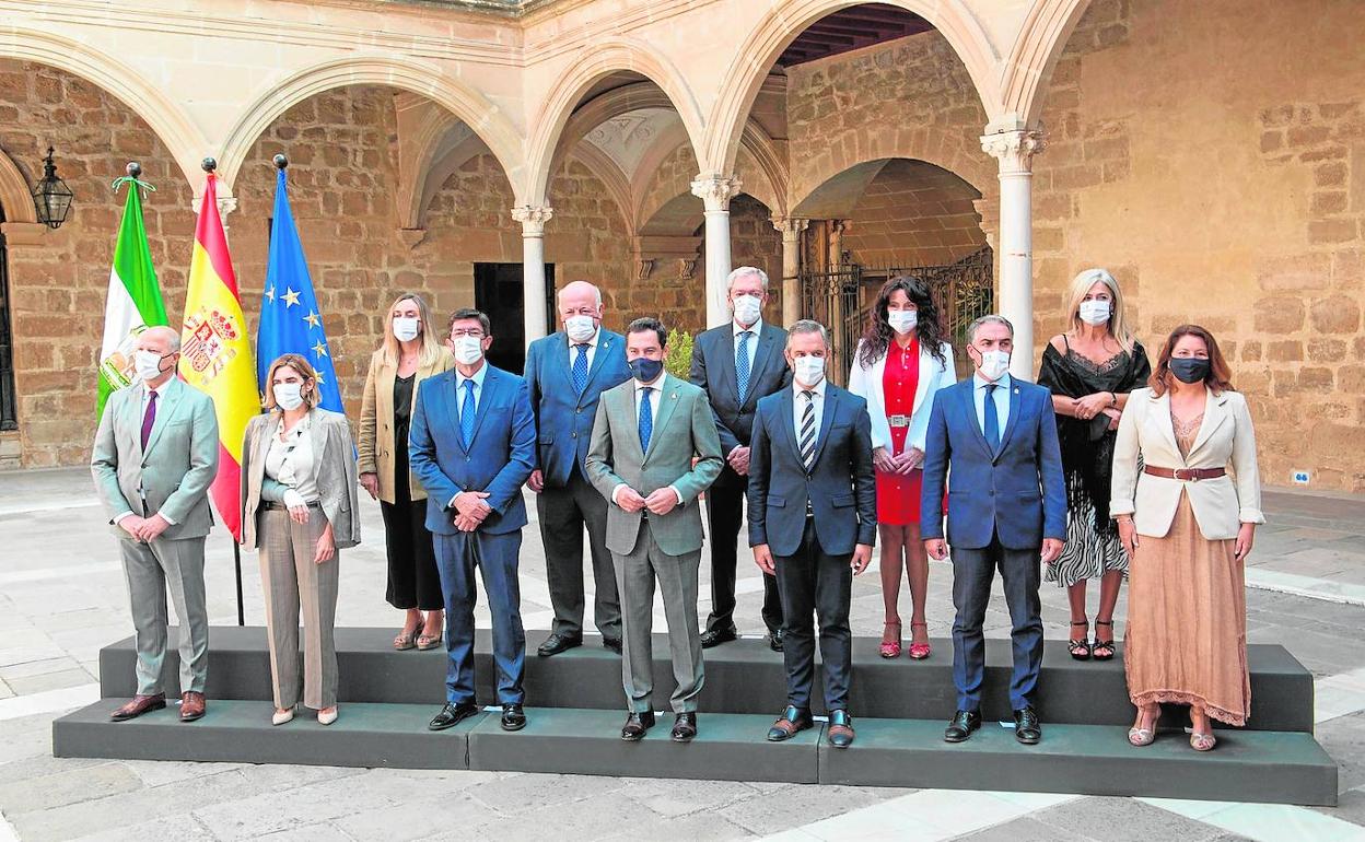 El Consejo de Gobierno reunido ayer en el antiguo Hospital de Santiago, joya renacentista de Úbeda. .