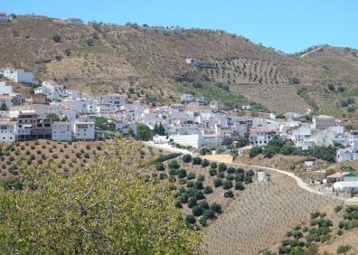 Imagen secundaria 1 - Arriba, esta fuente, conocida también cono la de los Tres Deseos, es uno de los enclaves más importantes de Iznate. Abajo, casco urbano de Iznate, y, a la derecha, benamocarra y, al fondo, la sierra de Tejeda.