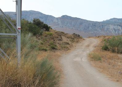 Imagen secundaria 1 - Arriba, este itinerario homologado tiene una longitud de 28 kilómetros.. Abajo, a la izquierda, el sendero está señalizado con las franjas roja y blanca, y, a la derecha, hito de la ruta.