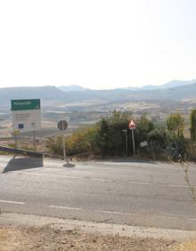 Imagen secundaria 2 - Arriba, carril de tierra ancho en los primeros metros. Abajo, a la izquierda, el olivo acompaña a los senderistas en los primeros metros, y, a la derecha, hay que cruzar con precaución la carretera poco después del inicio.