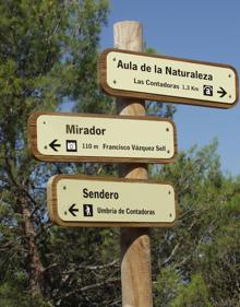 Imagen secundaria 2 - Arriba, la ruta parte desde el aula de la naturaleza de Las Contadoras. Abajo, a la izquierda, carril en ascenso, y, a la derecha, cruce de caminos.