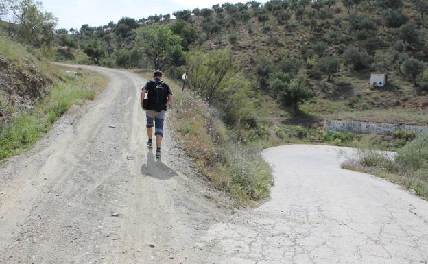 Imagen principal - Arriba, en este punto comienza el ascenso. Abajo, aunque la ruta no es compleja, hay que estar muy atentos a las indicaciones, y, a la derecha, encrucijada de caminos.