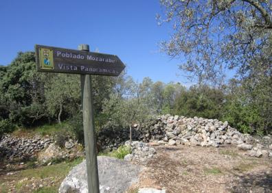 Imagen secundaria 1 - Arriba, el sendero discurre poco tiempo bajo la sombra de los árboles. Abajo, llegada a los vestigios del poblado mozárabe de Mazmúllar, y, a la derecha, aljibe de Mazmúllar.