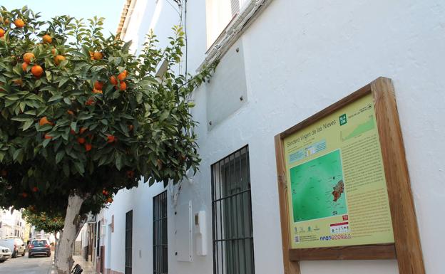 Imagen principal - Arriba, la ruta comienza en la calle Ancha. Abajo, primer puente que se ve sobre el río de los Horcajos, y, a la derecha, salto de agua en el río.