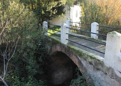 Imagen secundaria 1 - Arriba, la ruta comienza en la calle Ancha. Abajo, primer puente que se ve sobre el río de los Horcajos, y, a la derecha, salto de agua en el río.