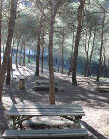 Imagen secundaria 2 - Arriba, indicativos de esta ruta. Abajo, cruce de caminos con el sendero del río de los Horcajos, y, a la derecha, área recreativa junto a la ermita.