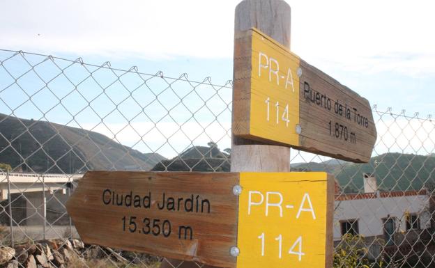 Imagen principal - Arriba, desde Puerto de la Torre hay que tomar las indicaciones del PR-A-114. Abajo, durante los cinco primeros kilómetros la señalética a seguir es la misma que la del PR-A-114, y, a la derecha, vista de los Montes de Málaga y sus estribaciones.