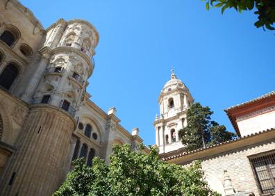 Imagen secundaria 1 - Arriba, Calle San Agustín. Abajo, Catedral de Málaga, y, a la derecha, señalética oficial de esta ruta jacobea.