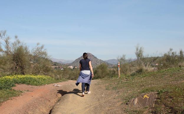 Imagen principal - Arriba, el itinerario está bien indicado en su parte menos urbana. Abajo, punto en el que esta etapa coincide con la ruta de Puerto de la Torre a Campanillas, y, a la derecha, ermita de San Cayetano.