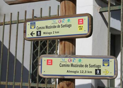 Imagen secundaria 1 - Arriba, el itinerario está bien indicado en su parte menos urbana. Abajo, punto en el que esta etapa coincide con la ruta de Puerto de la Torre a Campanillas, y, a la derecha, ermita de San Cayetano.