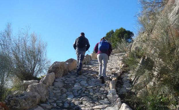 Imagen principal - Arriba, subida por un camino empedrado. Abajo, camino de la Dehesa, y, a la derecha, cruce de caminos.