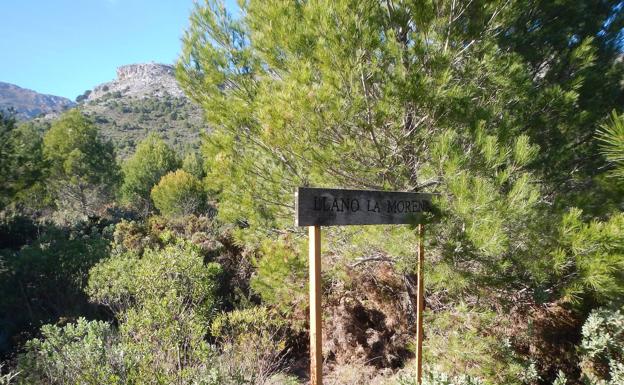 Imagen principal - Arriba, indicaciones para el Llano de la Morena. Abajo, antiguo refugio del Llano Cristóbal, y, a la derecha, la mayor parte del recorrido discurre por caminos anchos.