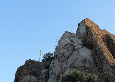 Imagen secundaria 1 - Arriba, calle por la que se sube a las inmediaciones de la iglesia. Abajo, castillo de la Peña de Ardales, y, a la derecha, camino de la Castaña.