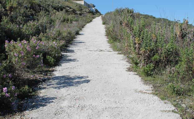 Imagen principal - Arriba, carril por el que accede al punto de partida. Abajo, cartel situado en el inicio oficial de la ruta, y, a la derecha, la vegetación puede ser muy espesa en algunos tramos.