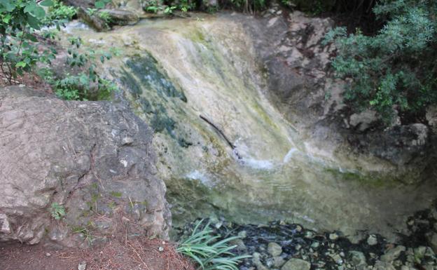 Imagen principal - Arriba, el arroyo sirve de guía para esta ruta. Abajo, cruce de caminos con una de las etapas de la Gran Senda de Málaga, y a la derecha, Restos de la ermita de los Monjes