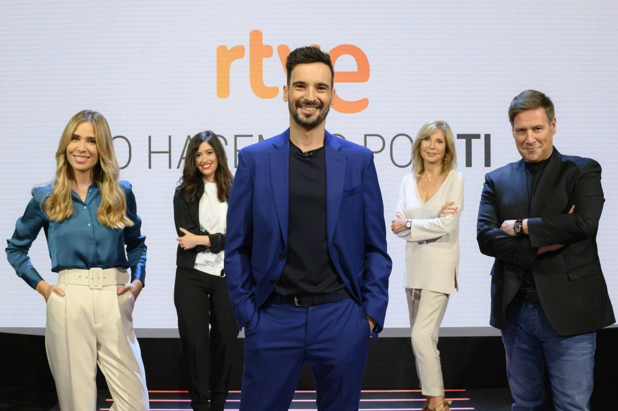 Lluís Guilera, en primer término, con parte del equipo de 'La pr1mera pregunta'. R. C.