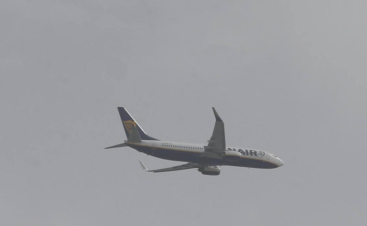 Avión de Ryanair, a punto de aterrizar en el aeropuerto de Málaga. 