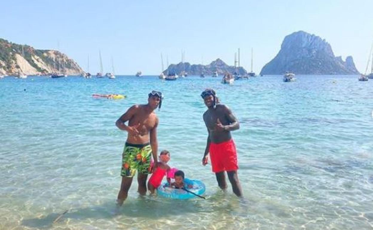 Brandon Davies y Deon Thompson, con los hijos del primero, en una playa de Ibiza.