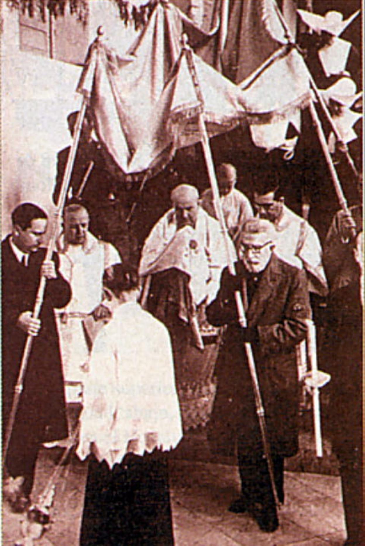 Jósé Galvez Ginachero, a la derecha, llevando el palio y participando de una procesión del Corpus en el Hospital Civil. sur