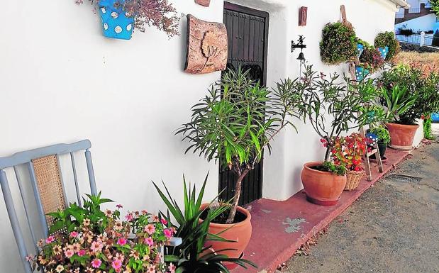 No faltan las fachadas blancas ni las coloridas macetas en las calles de Cartajima. j 