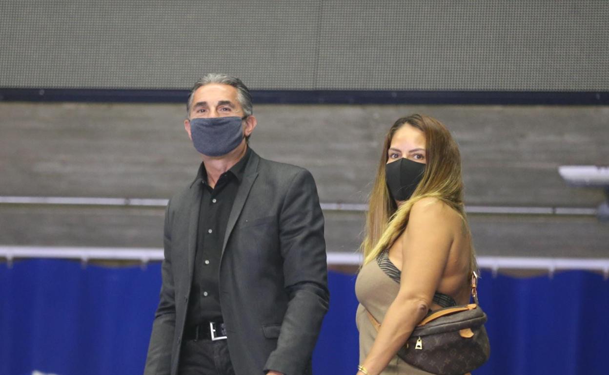 Sergio Scariolo, junto a su mujer Blanca Ares, en el Palacio de los Deportes durante el Unicaja-Barcelona. 