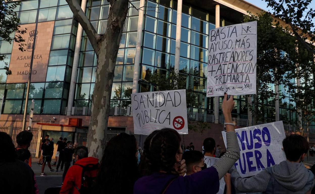 Los concentrados ante la Asamblea de Madrid pidiendo la dimision de Ayuso y una mejor asistencia sanitaria.