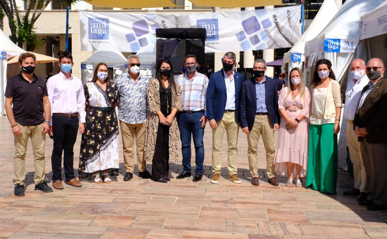 Autoridades, en la inauguración del mercado este viernes.